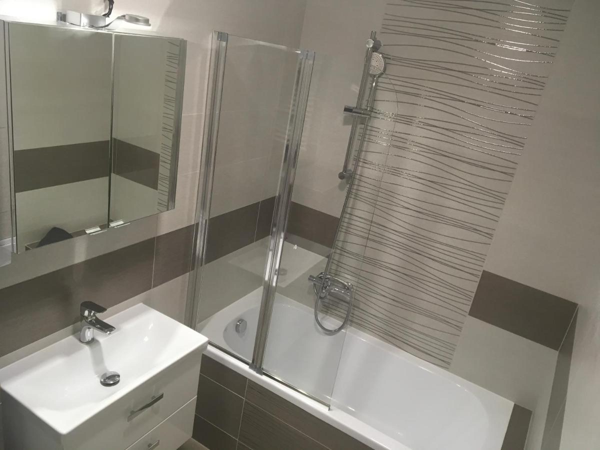 Sky One Apartment Krakow Bagian luar foto